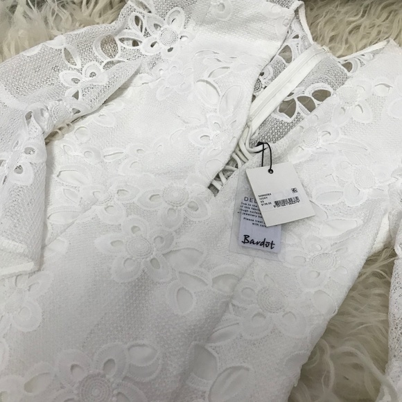 BARDOT Lace Bell Sleeve V Neck Sheath Formal Dress - Picture 8 of 8